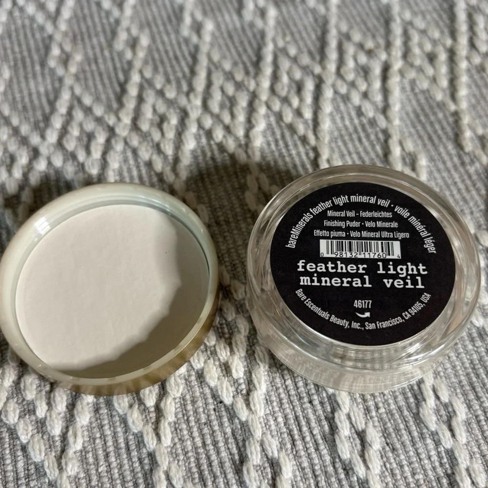 i.d. Vtg BareMinerals feather light mineral veil Setting Powder. .03 oz. Sealed